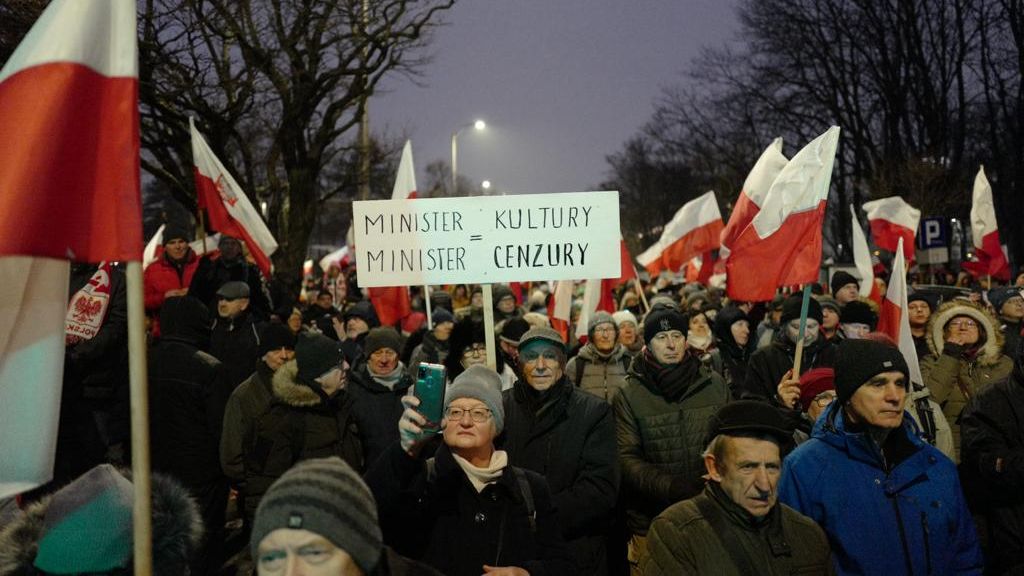 Polská opozice vsadila na ulici. Prezident ale ve sporu s vládou ustoupil